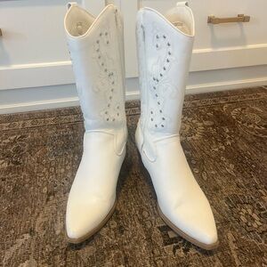 Women’s cowgirl boots